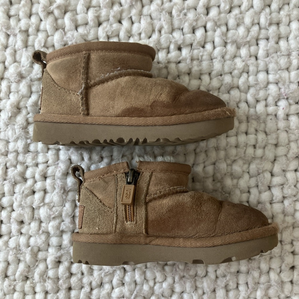 UGG Todder Low Boots Size 7 Fuzzy Warm Cute‎